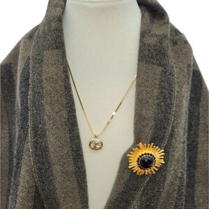 Stack Fendi scarf / Nina ricci necklace Gold / Versace Gianni Brooch/ Chanel Mir